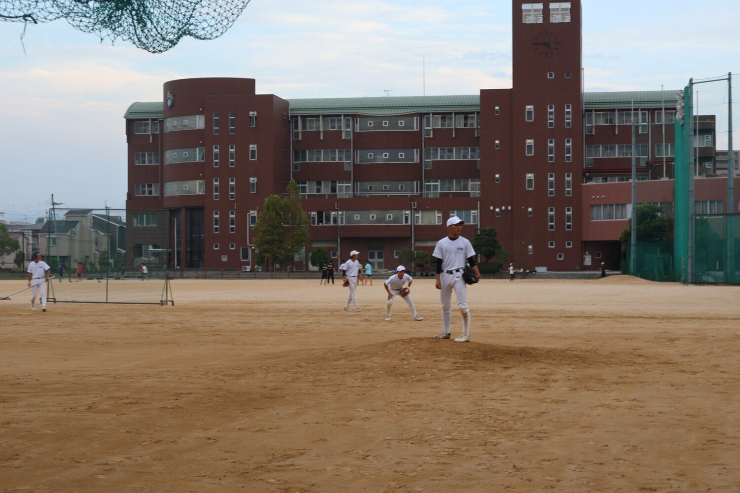 八尾高校のグラウンド。公立校らしく他の部との共同利用だ　©Fumi Sawai