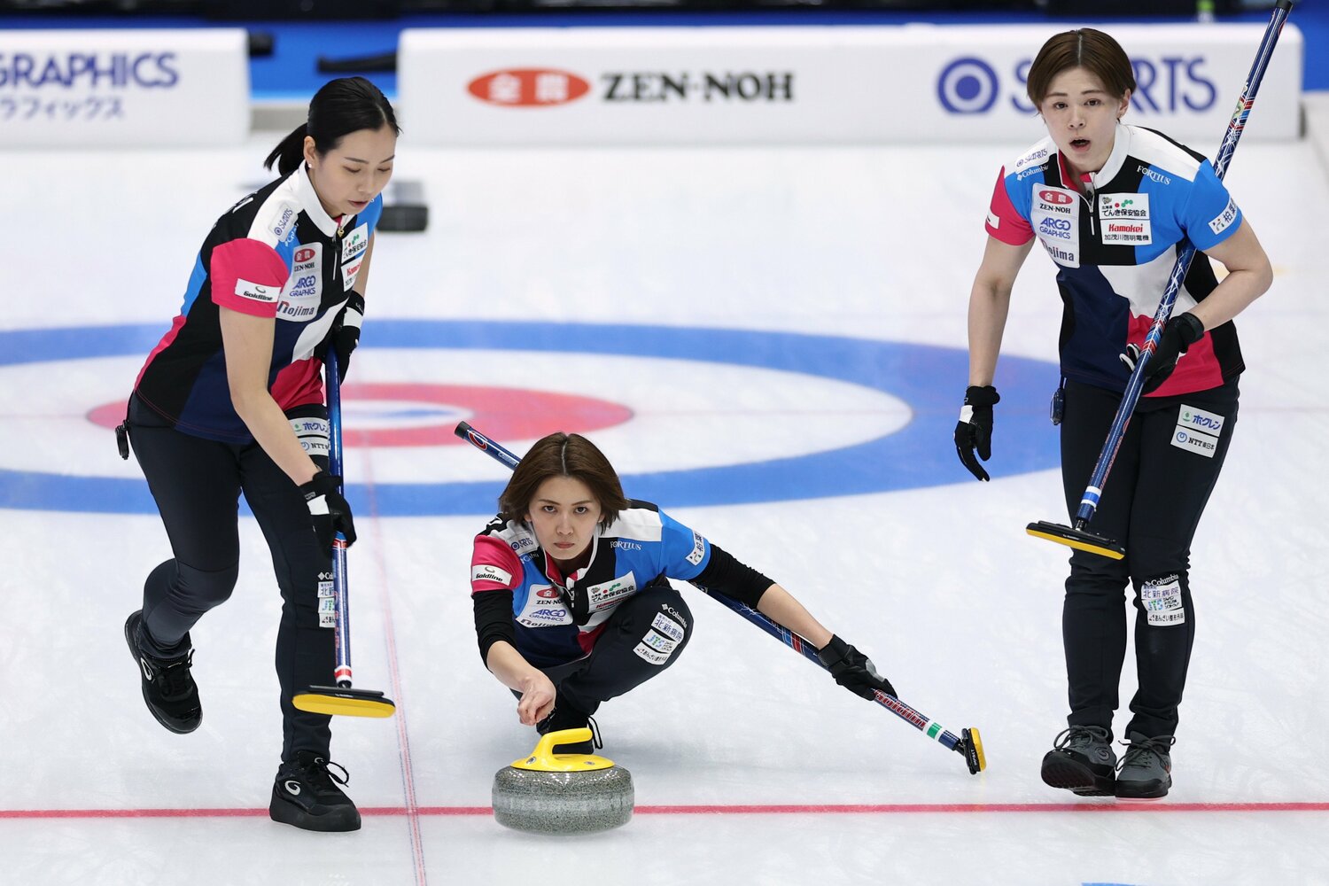女子決勝でショットを放つ吉村 ©JIJI PRESS