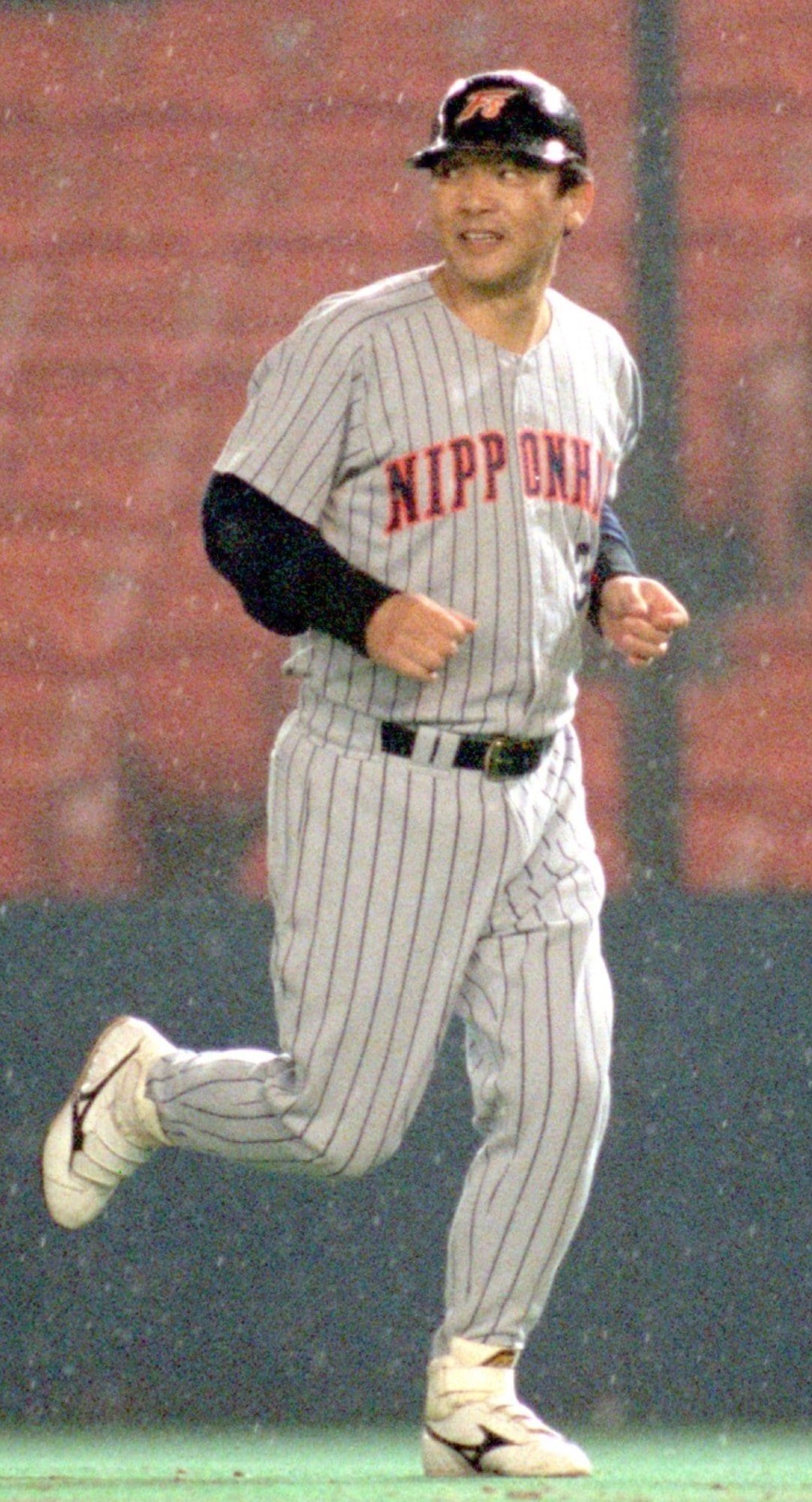 1998年10月7日、44歳落合博満の「現役最後の打席」。ロッテ・黒木知宏の直球を打って、一塁ゴロ。ベンチに戻るその顔には微かな笑みが浮かぶ　©Sankei Shimbun