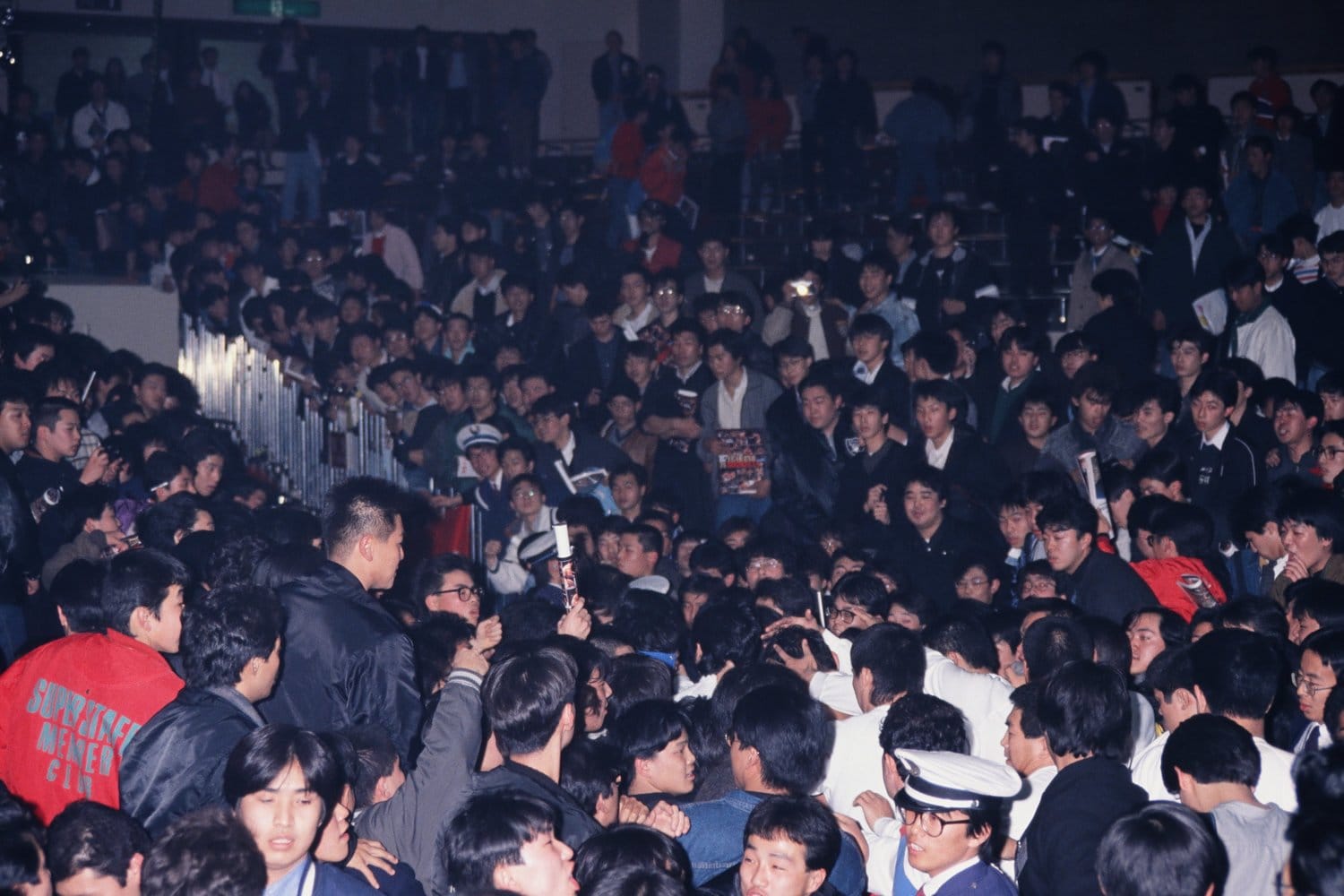 同じく1987年の『イヤー・エンド・イン国技館』。騒然とする会場　©AFLO