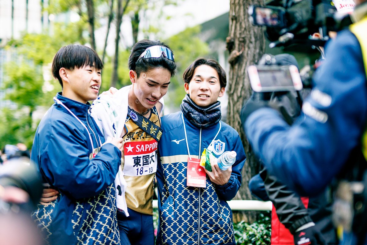 ラスト1kmまで粘り、最後の勝負で競り勝った大村。10人全員がしっかりと繋ぎきった結果だった 
 ©️Kiichi Matsumoto