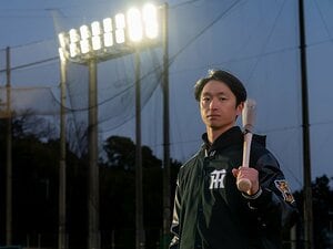 《阪神タイガースの名手・近本光司が母校グラウンドで体感》スポーツの未来に光を灯す最新照明技術とともに環境作りに取り組むことの意義