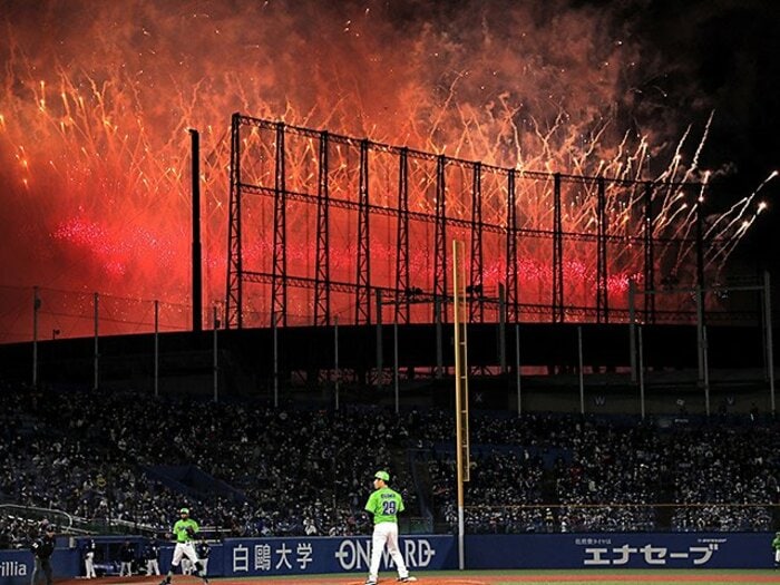 神宮の珍事で嵐ファンと野球ファンが“場外乱闘”？ 次々起こる“事件”経て、なぜか「アラフェス2020」観ることに＜Number Web＞