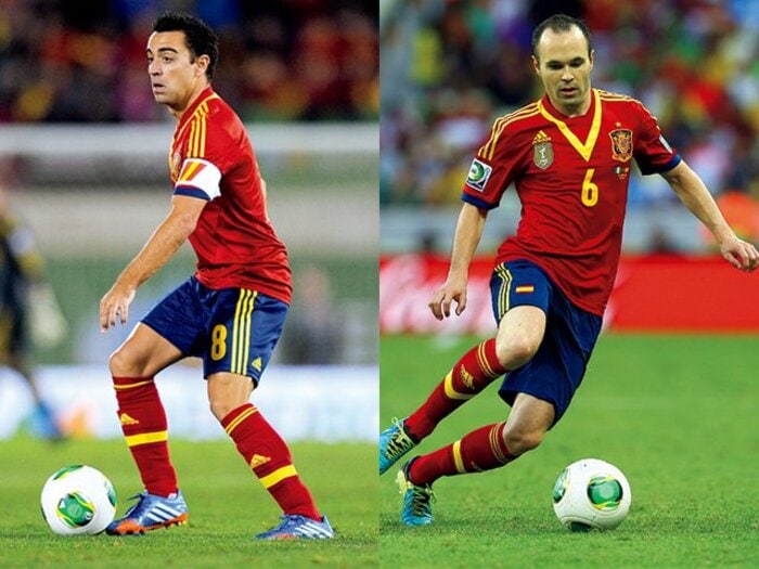 シャビ＆イニエスタ。パスサッカーを完成させる最強の頭脳。＜Number Web＞ photograph by Getty Images