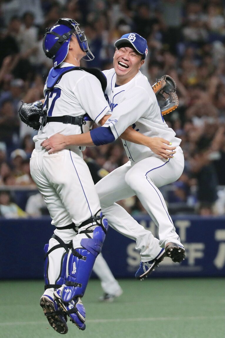 ノーヒットノーランを達成し、大野雄大（右）と抱き合う大野奨。「大野バッテリー」での快挙だった　©︎JIJI PRESS