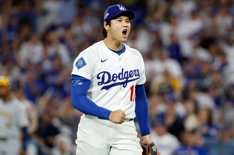 【伝説の二刀流DAY】大谷翔平は2025年ポストシーズン、ブルワーズとの第4戦で伝説的な二刀流ぶりを見せた（写真は右に続きます）　©Ronald Martinez/Getty Images