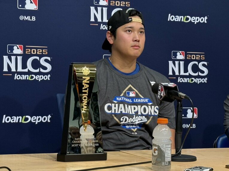 【“テレビに映らない”大谷写真】MVP会見でなぜか笑顔はなかった…写真はまだまだ続きます　©Naoyuki Yanagihara