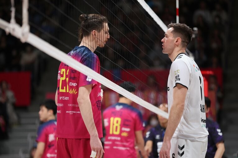 口論の中心にいたマチェイ・ムザイ（左）と言葉をかわす、アメリカ代表トーマス・ジェスキー　©︎SV.LEAGUE