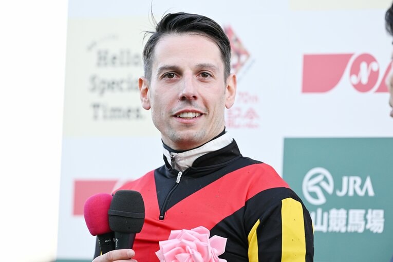 有馬記念に勝利したC・デムーロのインタビュー　©Keiji Ishikawa