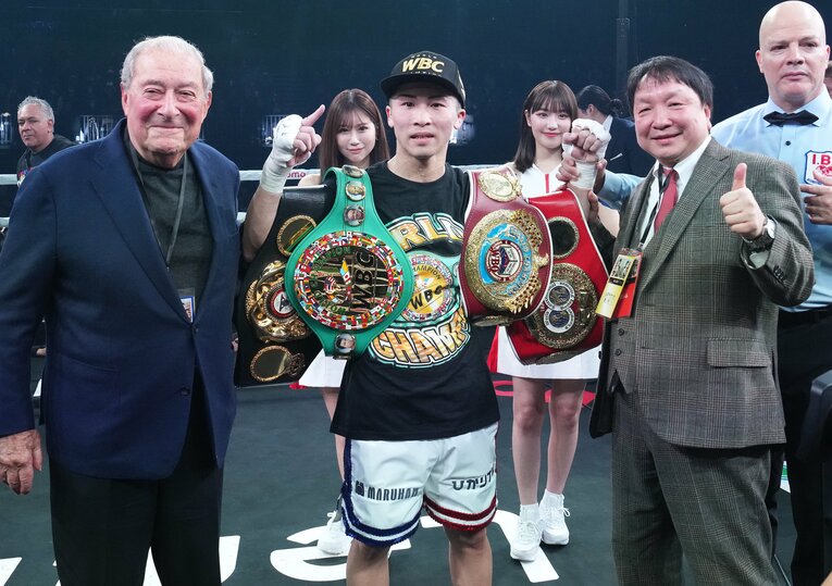 4本のベルトを手にした井上尚弥。ボブ・アラム氏、大橋秀行会長と　©Naoki Fukuda