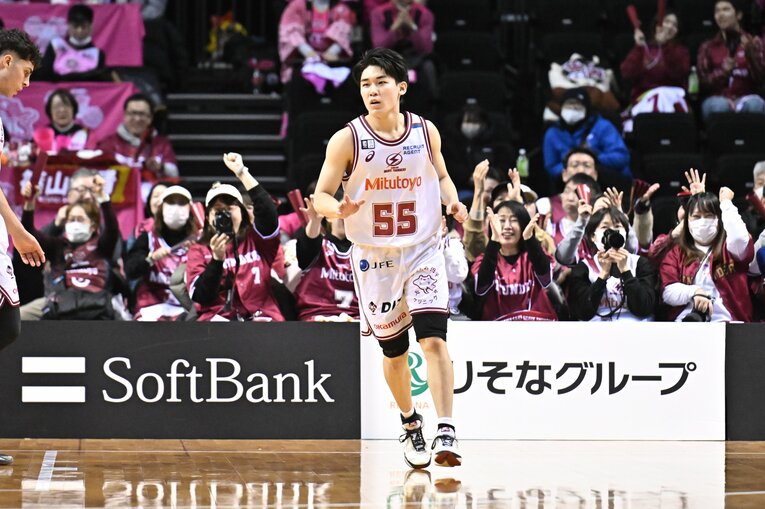 初挑戦のBリーグで存在感を見せる岡田のプレー　©B.LEAGUE