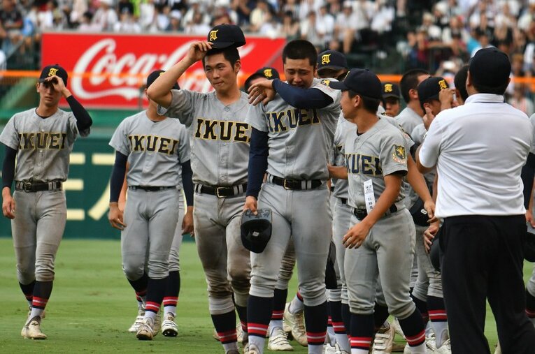 連覇を逃し、肩を落とす仙台育英 ／ photograph by Hideki Sugiyama