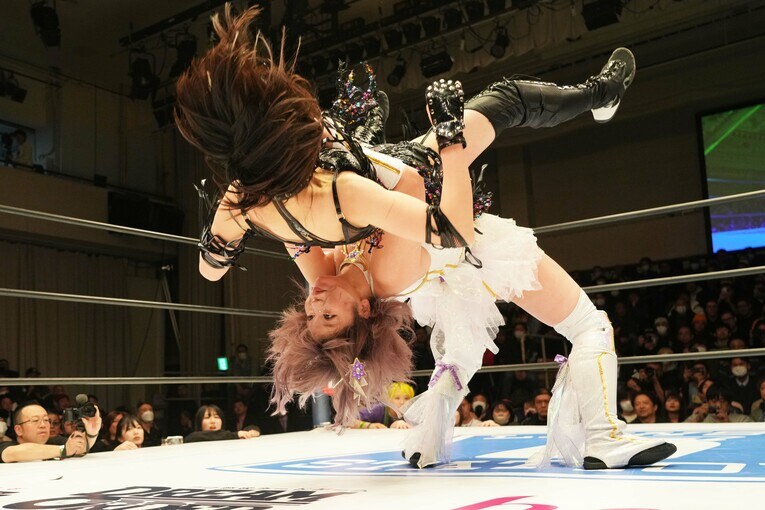 中野たむは上谷沙弥にジャーマンスープレックス4連発　©Essei Hara