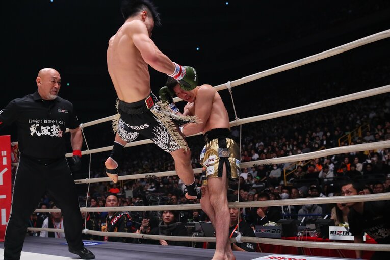 豪快な飛び蹴りを見舞う那須川　©RIZIN FF