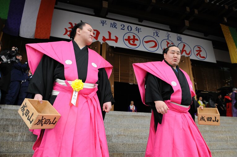 成田山で豆まきしてご機嫌　©BUNGEISHUNJU