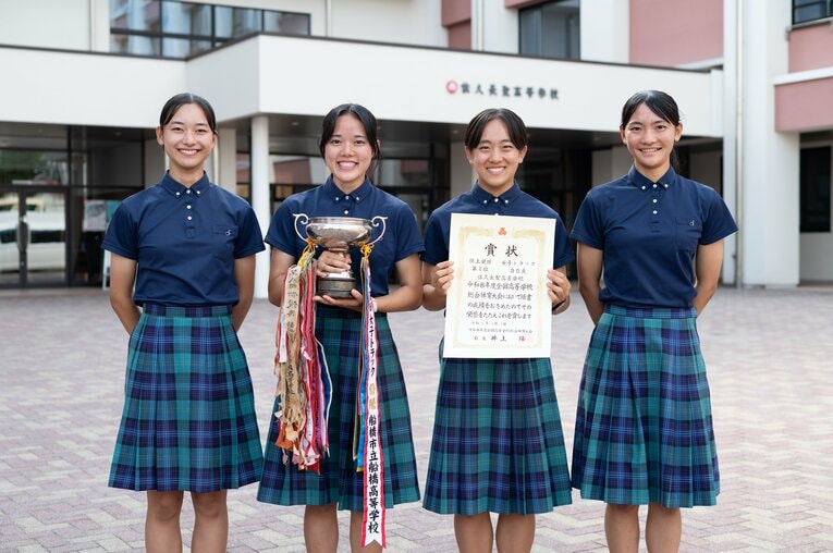 今夏のインターハイ女子トラック部門で総合優勝を果たした佐久長聖陸上部の（左から）阪真琴、宮澤希、中村波南、鎌倉梨々華の4人　©Tadashi Hosoda