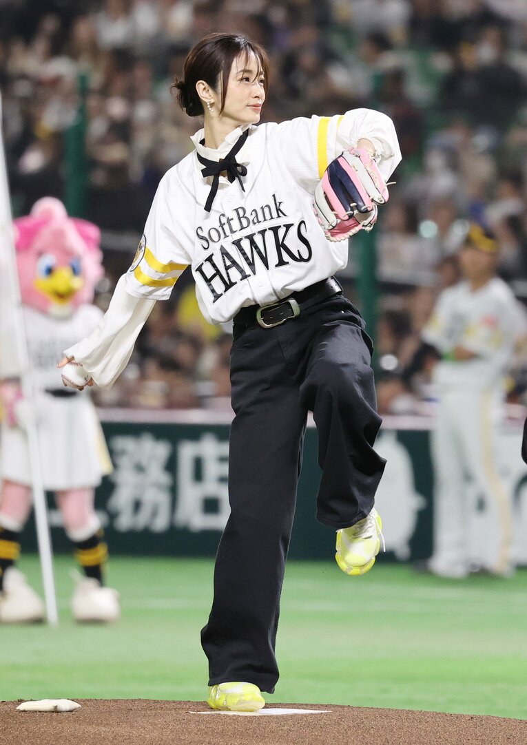 【連続写真】3月28日、ソフトバンク対ロッテ戦で始球式を務めた上戸彩さん　©JIJI PRESS