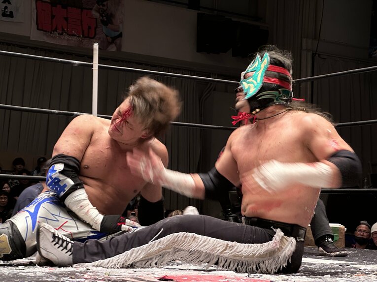 スワイプすると「エル・デスペラードvs葛西純」など激闘写真をご覧になれます　©Norihiro Hashimoto