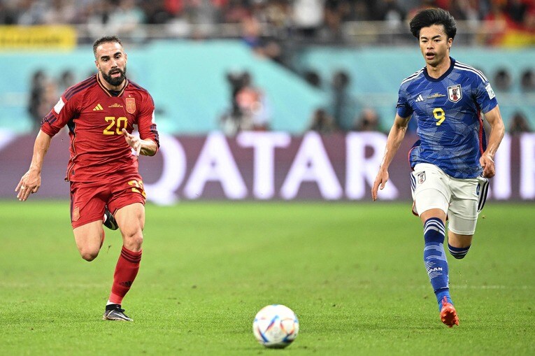 70分、自陣から三笘が一気に前線にドリブルで持ち上がり、レアル・マドリーのDFカルバハルを置き去りに　©AFLO