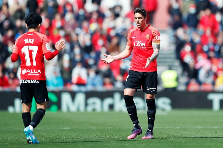 久保建英が“不可解判定”に怒った！ ラフプレーに抗議→イエローも…「バモス！クボ」とファンが信頼する理由〈撮影者の視点〉(26)