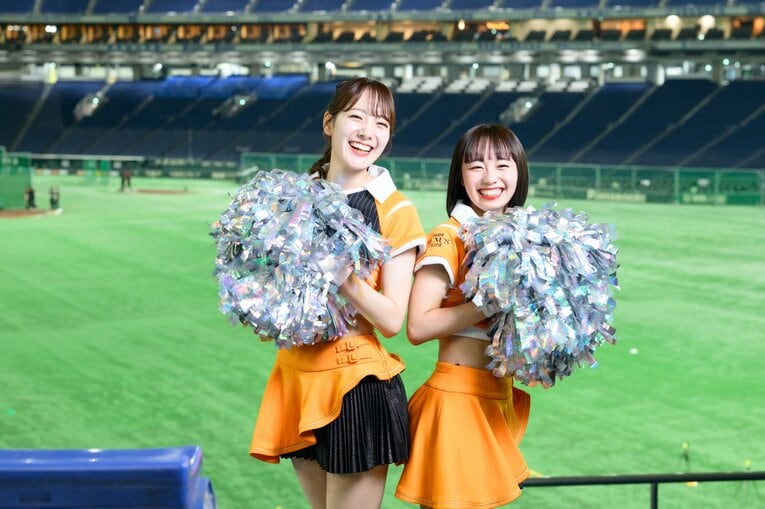 巨人の公式マスコットガール「VENUS」で活躍中の大倉かりんさんと高坂咲舞さん　©Miki Fukano