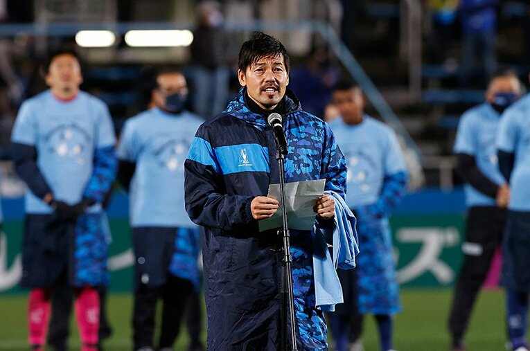 ベトナムのサイゴンFCへ移籍を発表し、セレモニーに臨んだ松井大輔 ／ photograph by YOKOHAMA FC