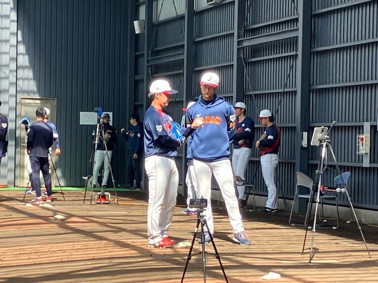 サポートメンバー・広島の佐藤柳之介（23歳）と話し込むダルビッシュ有　©NumberWeb