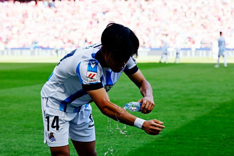 「タケはゲームで使ってるよ」少年と敵地大ブーイングの愛憎…月間MVP久保建英22歳が“アトレティコサポに認められた勲章”を撮った(6)