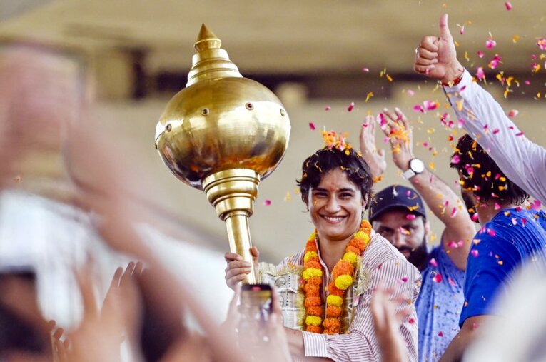 パリ五輪レスリング女子50kg級で決勝に進みながらも、計量で失格となったビネシュ・フォガト。五輪後、首都デリーの空港で熱烈な歓迎を受けた ／ photograph by Getty Images