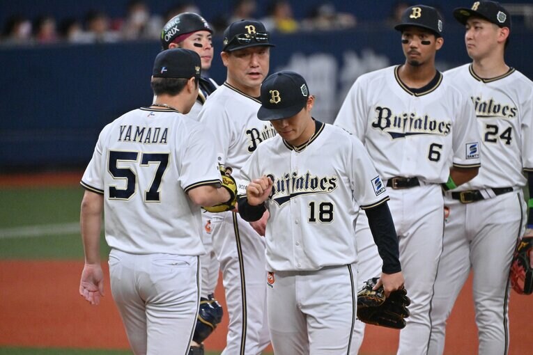 山田と入れ替わる山本　©Hideki Sugiyama