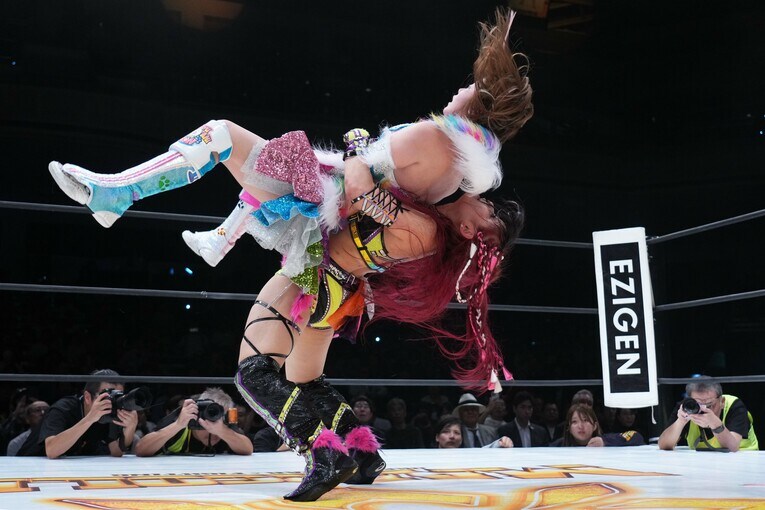 岩谷麻優の腕をクラッチしてスープレックスを放つイヨ・スカイ　©Essei Hara