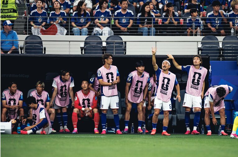 【テレビに映らなかったW杯名場面】日本ベンチを見ると、後藤がウォーターの準備をしている場面も（写真は右に続きます）　©Kiichi Matsumoto/JMPA