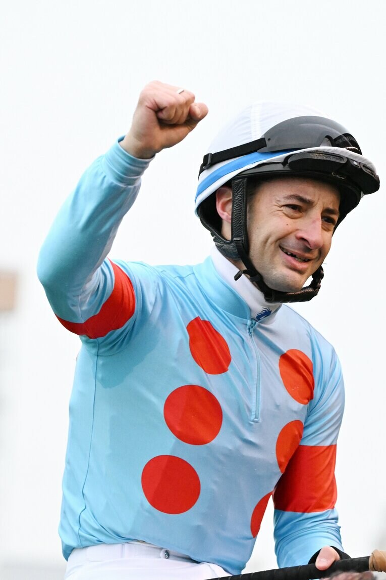 感極まったルメールのガッツポーズ　©Keiji Ishikawa