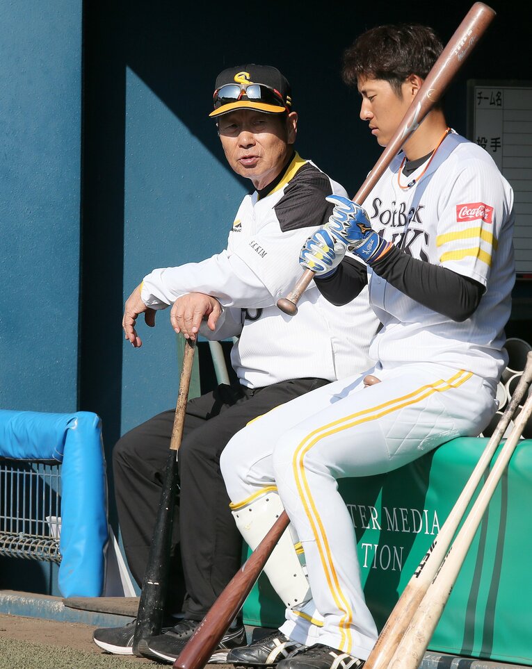 ソフトバンク上林（右）にアドバイスを送る金星根アドバイザー（2020年2月）©︎JIJI PRESS