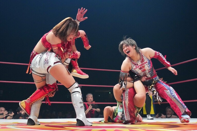 Sareeeの卍固めと彩羽匠のサソリ固め。3月22日、横浜武道館　©Essei Hara