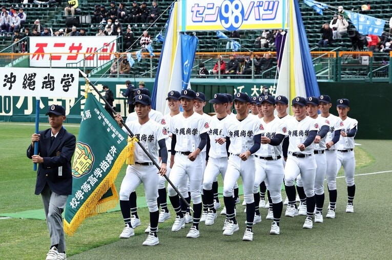 昨夏の甲子園を制した沖縄尚学。末吉良丞と新垣有絃の2枚看板は健在だったが、センバツは初戦で敗れた ／ photograph by JIJI PRESS