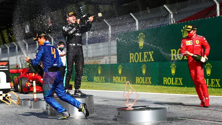 ノリスにとって初表彰台となった2020年のオーストリアGP。ボッタス（左）、ルクレール（右）とコース上でシャンパンファイト　©︎Getty Images