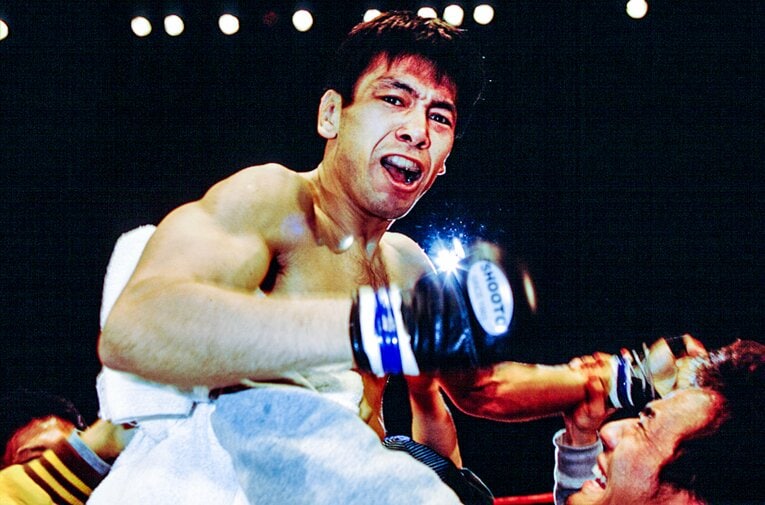 修斗王者のベルトを奪取し、歓喜する大石　©Susumu Nagao