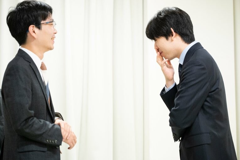 普段の公式戦では見られない……藤井聡太竜王・名人の素朴な笑顔と“素の表情”（全20枚超）　©Nanae Suzuki