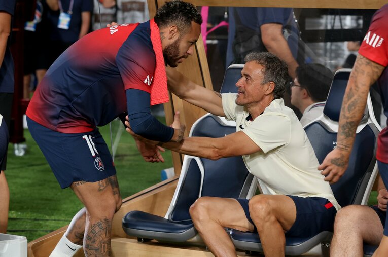 2023年夏、東京で再開した当時PSGのネイマールと、インテル監督のルイス・エンリケ。しかし1年後、2人が共闘することはなかった ／ photograph by Jean Catuffe/Getty Images