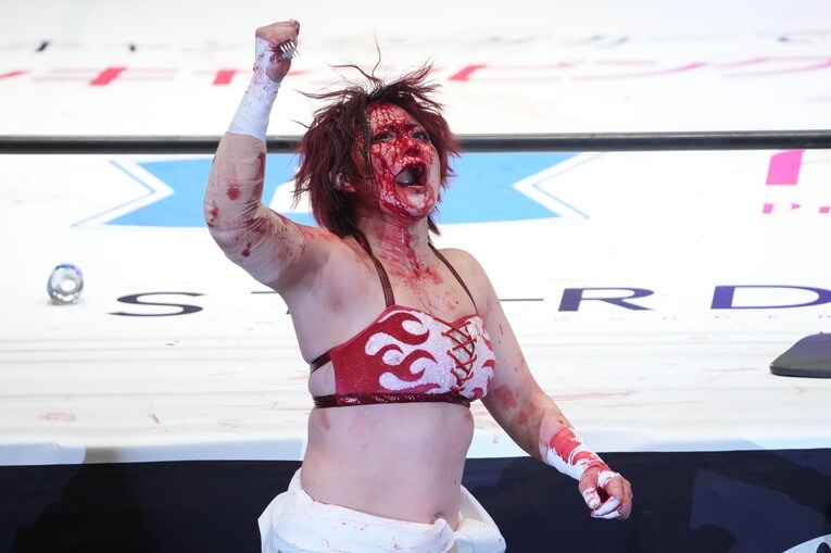 血まみれになってフォークを手にする舞華　©Masashi Hara