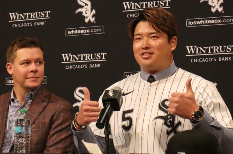 ホワイトソックス入団が決まり、笑顔で記者会見にのぞむ村上 ／ photograph by Yuki Yamada