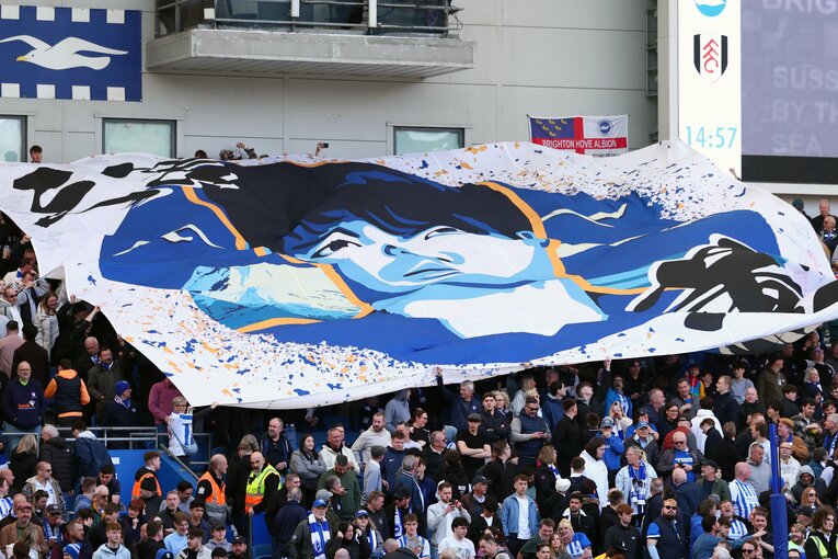 三笘の特大フラッグ　©Getty Images