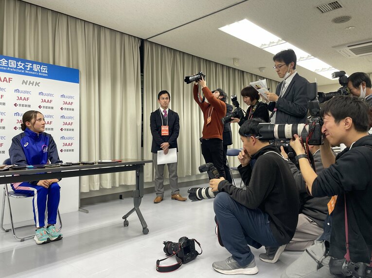全国女子駅伝のレース後に代表質問を受けるドルーリー選手　©︎Ayako Oikawa
