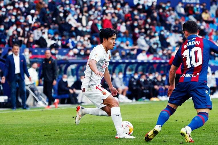 敵地の少年ファンから「KUBO！」と声が飛ぶ人気の中… 久保建英が“万全でなくても”フル出場で頼られた理由〈撮影者の視点〉(28)