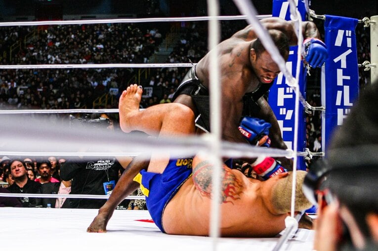 体重の軽いメルヴィン・マヌーフに不覚を取った　©Susumu Nagao