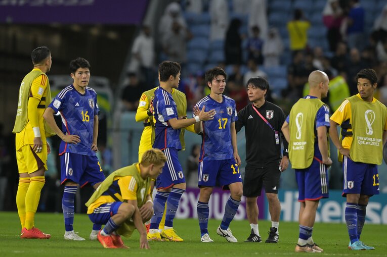 クロアチア戦後、しゃがみ込む堂安　©Koki Nagahama/JMPA