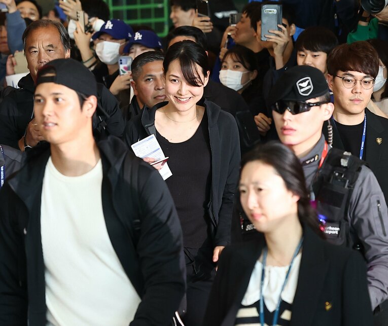 韓国メディアは大谷と同等かそれ以上に妻の存在に注目　©AFLO