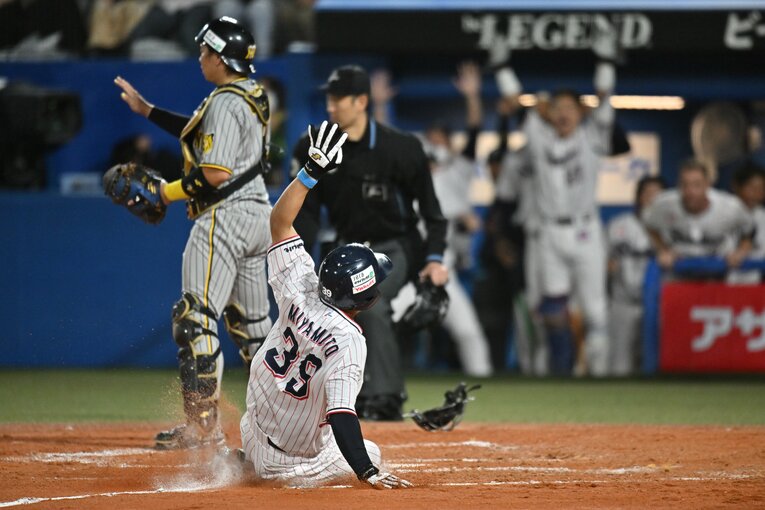 村上のヘッスラ内野安打と悪送球で走者一掃、3点が入りヤクルトが阪神を逆転！ ©︎Hideki Sugiyama