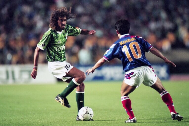 1993年のJリーグ開幕戦、ヴェルディのラモスとマリノスの木村和司。日本を代表する10番同士のマッチアップ　©︎Getty Images